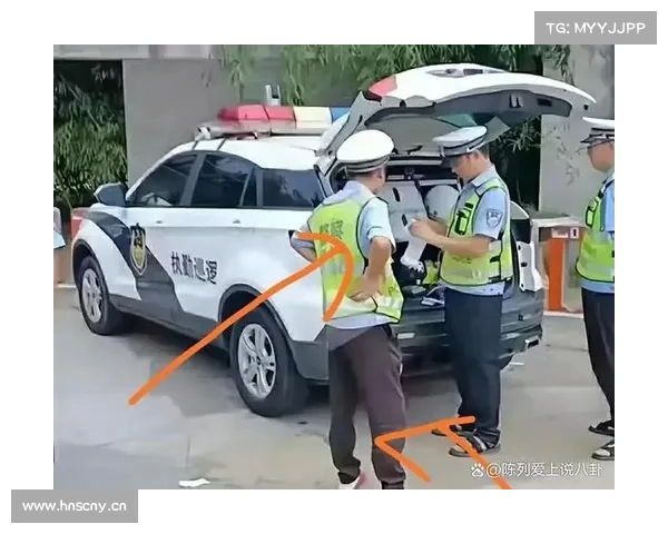 “路霸”?北京街头一男子在这双手叉腰想干啥? “路霸”?北京街头一男子在这双手叉腰想干啥?